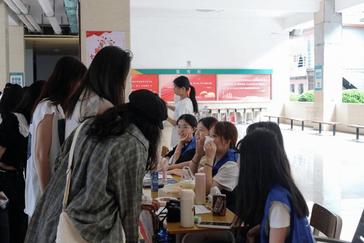 在社团活动现场,黄泽瑜与同学们亲切交流,了解学生社团的建设情况